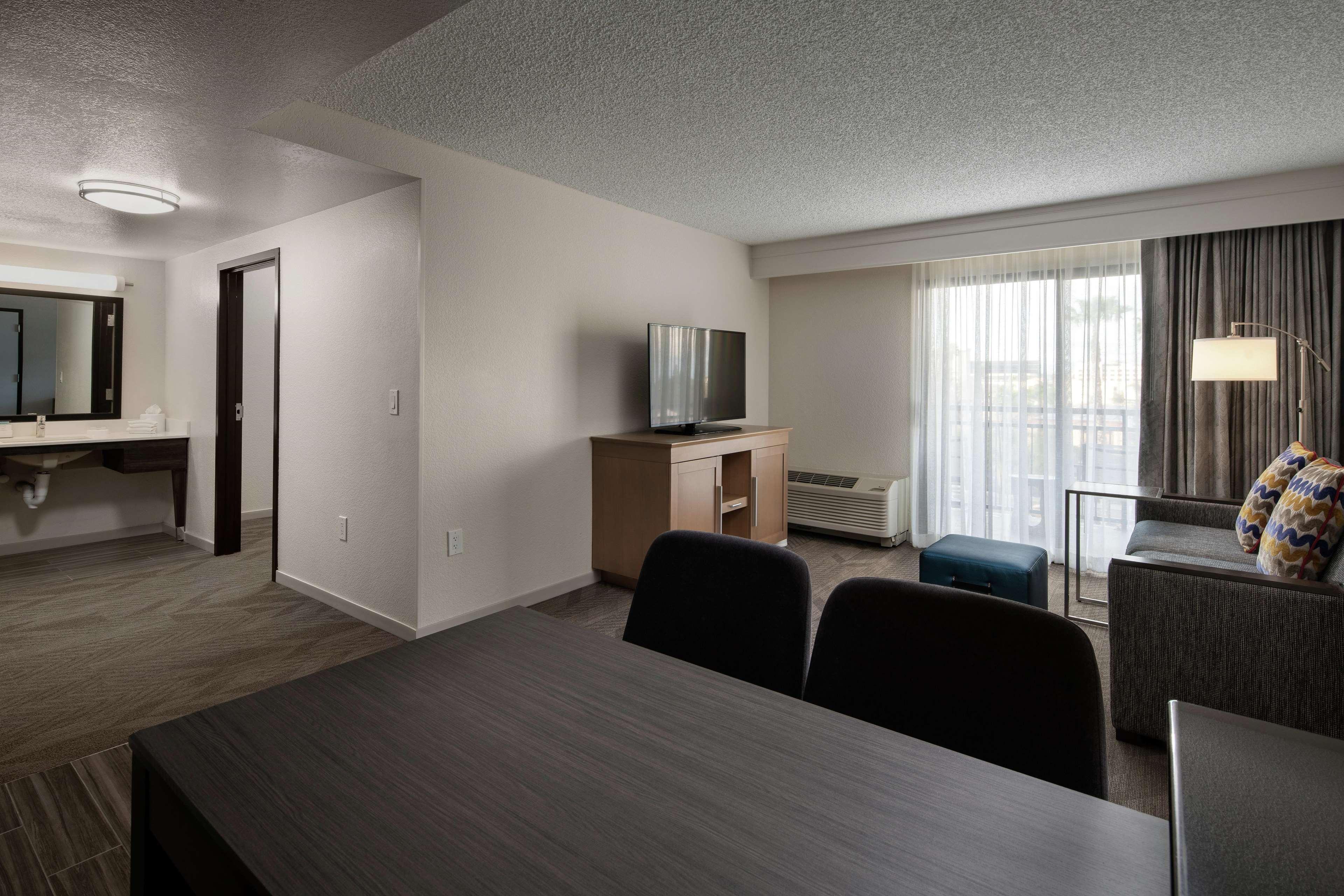 Hampton Inn & Suites Anaheim Гарден Гров Экстерьер фото