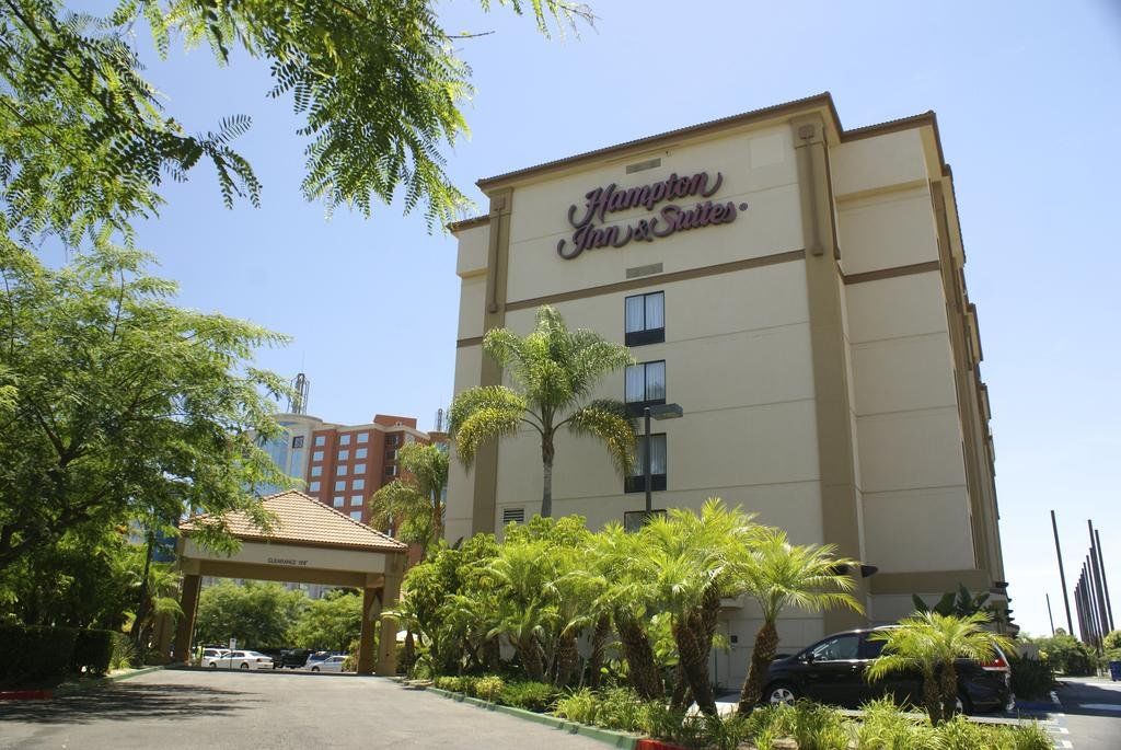 Hampton Inn & Suites Anaheim Гарден Гров Экстерьер фото