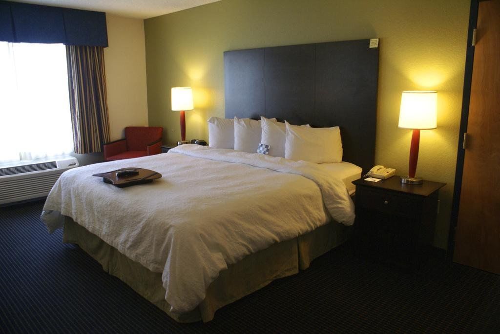 Hampton Inn & Suites Anaheim Гарден Гров Экстерьер фото